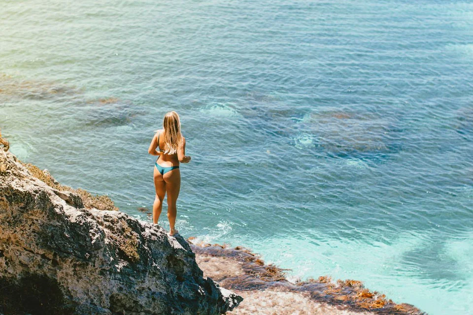 traveler-in-sri-lanka-standing-beach-bikini