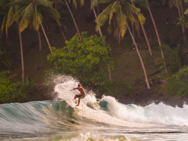 surfing-in-mirissa