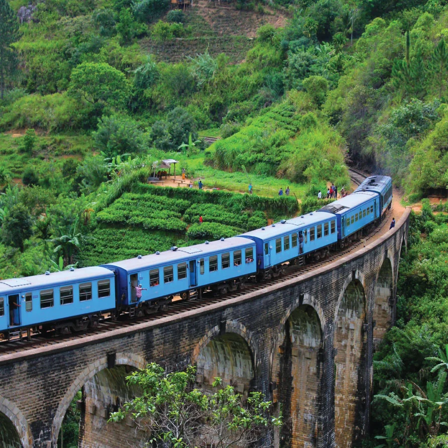 nine-arch-bridge-sri-lanka-train-passing