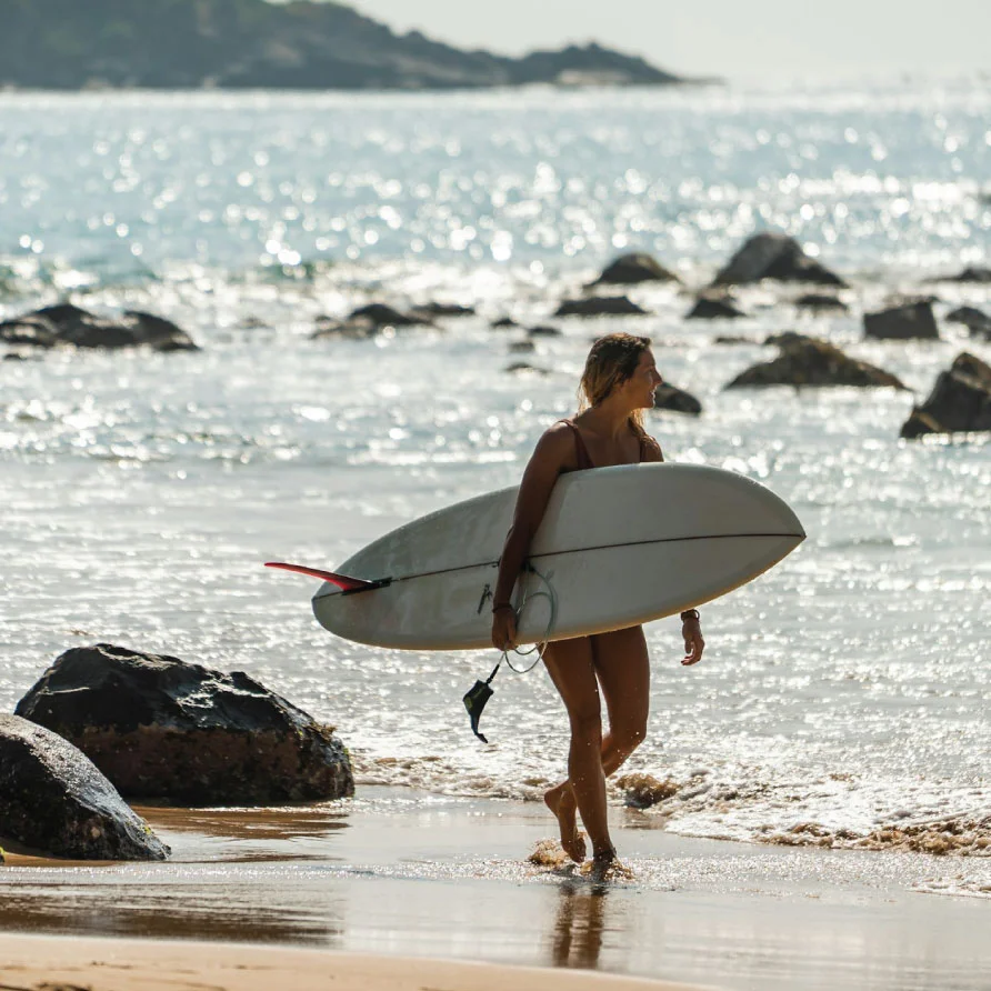 women-walking-along-the-beach-sri-lanka-weligama